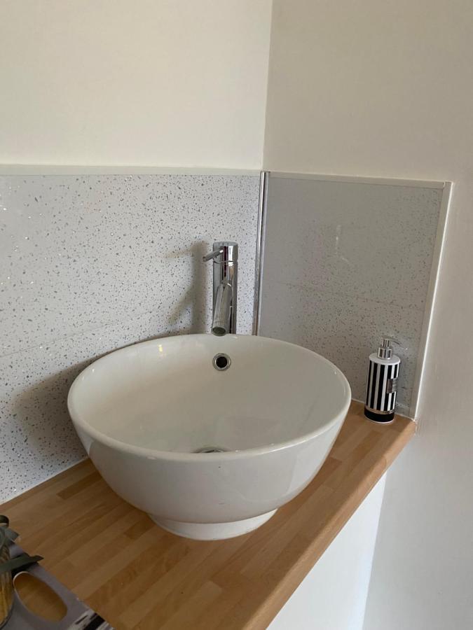1 Luxurious Double Bedroom With Private Shower Reading Eksteriør billede